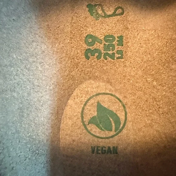 Birkenstock Vegan Sandals with Green Accents - Picture 4 of 4